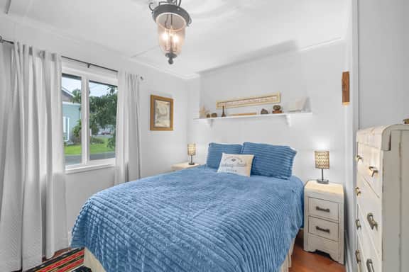 Coastal cottage in Rockaway Beach, steps to ocean