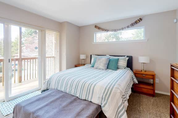 Bright home near beach with fast WiFi fireplace and washer dryer - Image 2