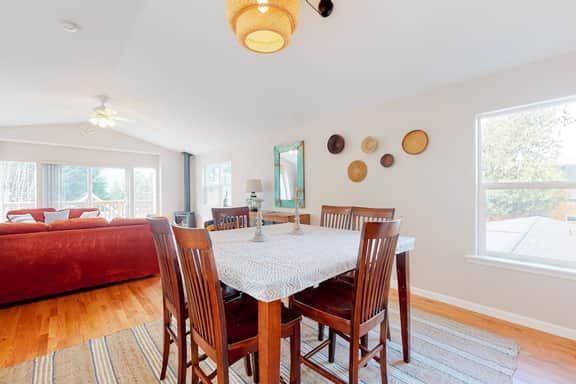 Bright home near beach with fast WiFi fireplace and washer dryer - Image 4