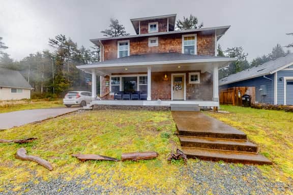 Beautiful Craftsman home with private hot tub and pool table walk to beach