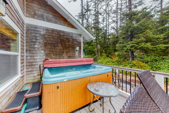 Beautiful Craftsman home with private hot tub and pool table walk to beach