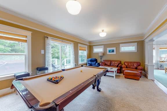 Beautiful Craftsman home with private hot tub and pool table walk to beach