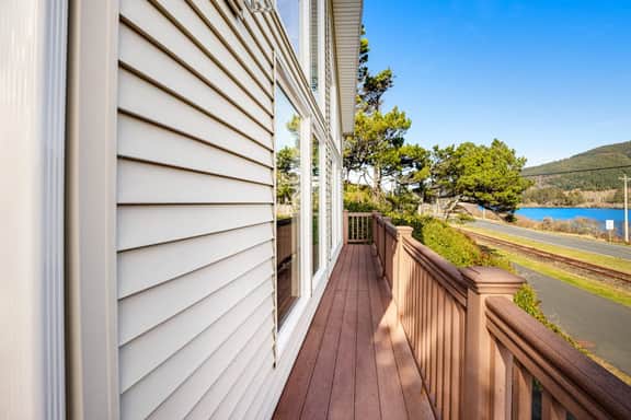 Lake view getaway steps from beach with WiFi and private washer dryer