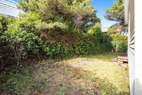 Lake view getaway steps from beach with WiFi and private washer dryer