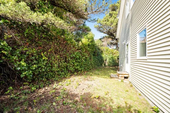 Lake view getaway steps from beach with WiFi and private washer dryer
