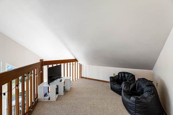 Lake view getaway steps from beach with WiFi and private washer dryer