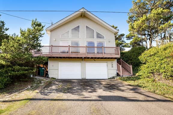 Lake view getaway steps from beach with WiFi and private washer dryer - Image 2