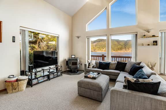 Lake view getaway steps from beach with WiFi and private washer dryer - Image 3