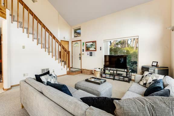 Lake view getaway steps from beach with WiFi and private washer dryer - Image 4