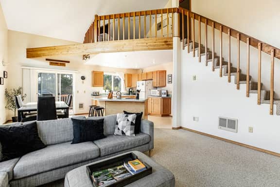 Lake view getaway steps from beach with WiFi and private washer dryer - Image 5
