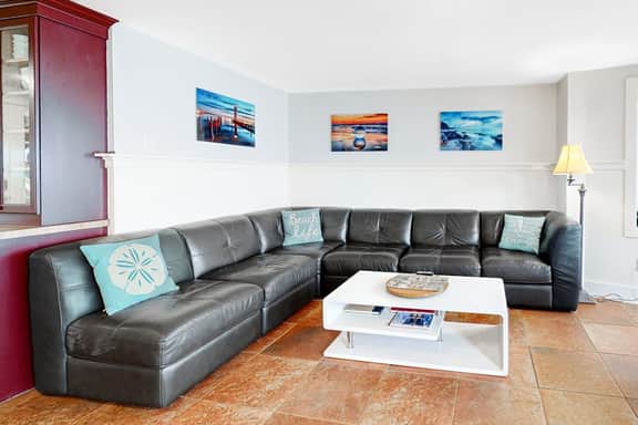 Huge dog friendly castle with ocean view decks 5 minutes to the beach