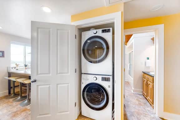 Huge dog friendly castle with ocean view decks 5 minutes to the beach