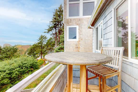 Huge dog friendly castle with ocean view decks 5 minutes to the beach