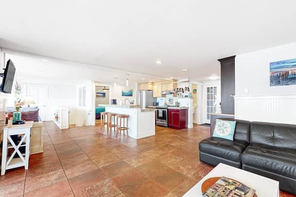 Huge dog friendly castle with ocean view decks 5 minutes to the beach