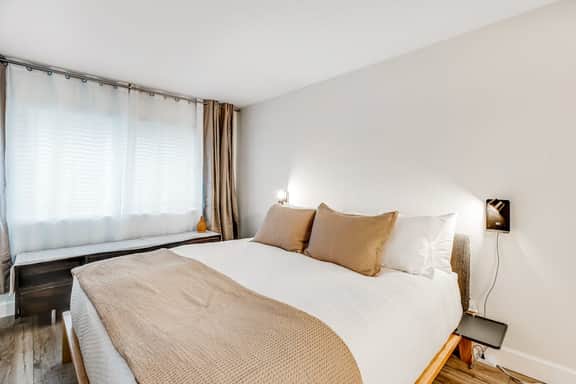 Vibrant polished condo with oceanfront views patio and with easy beach access