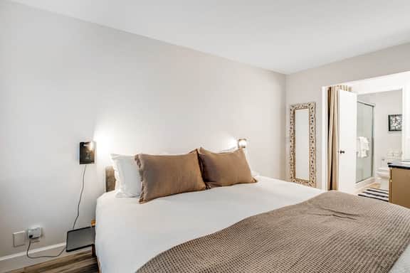 Vibrant polished condo with oceanfront views patio and with easy beach access