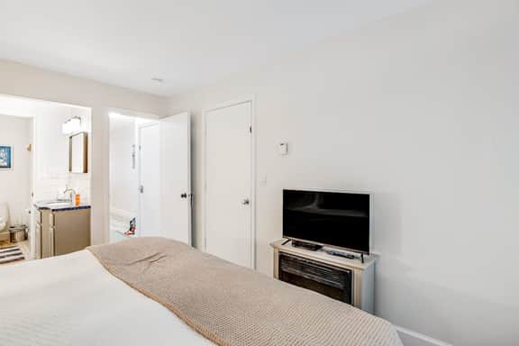 Vibrant polished condo with oceanfront views patio and with easy beach access