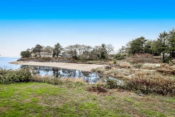 Vibrant polished condo with oceanfront views patio and with easy beach access