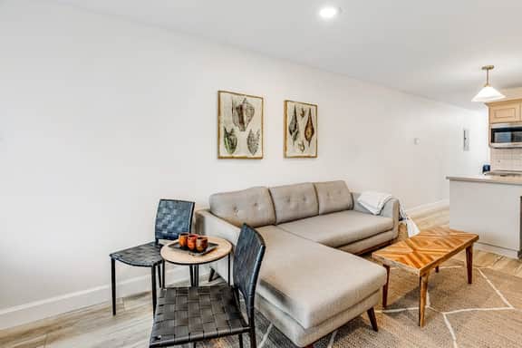 Vibrant polished condo with oceanfront views patio and with easy beach access - Image 5