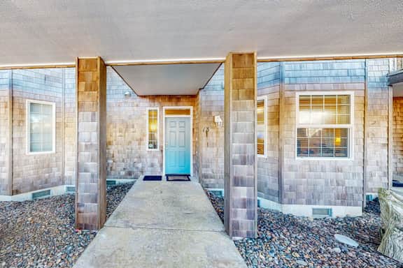 Luxury Waterfront Condo with Shared Hot Tub Pool and Ocean Views