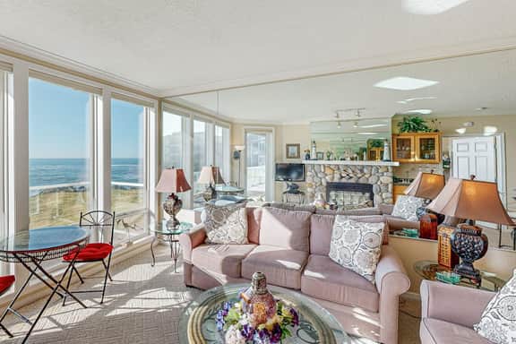 Luxury Waterfront Condo with Shared Hot Tub Pool and Ocean Views - Image 4