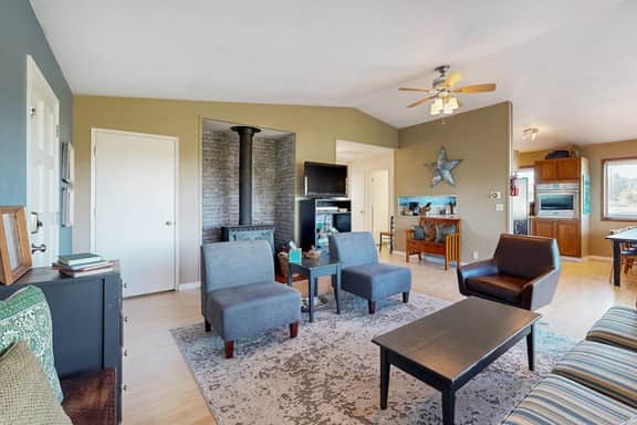 Comfortable inviting home with great deck 2 blocks to the beach - Image 5