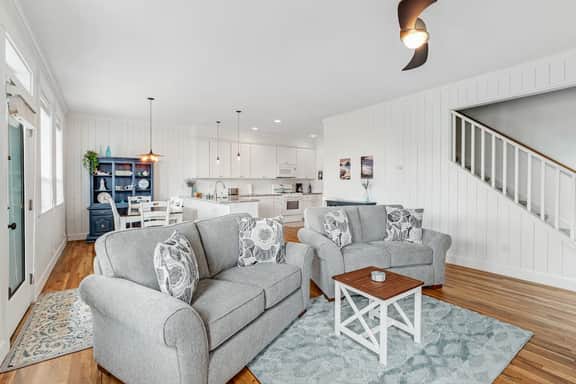 Oceanview home with WiFi washer dryer gas fireplace balcony
