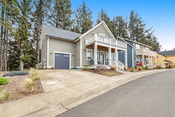 Oceanview home with WiFi washer dryer gas fireplace balcony