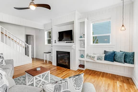 Oceanview home with WiFi washer dryer gas fireplace balcony - Image 5