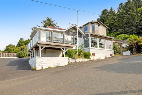 Beach View Dog Friendly Home with Gas Fireplace Deck Beach Access and Free WiFi - Image 3