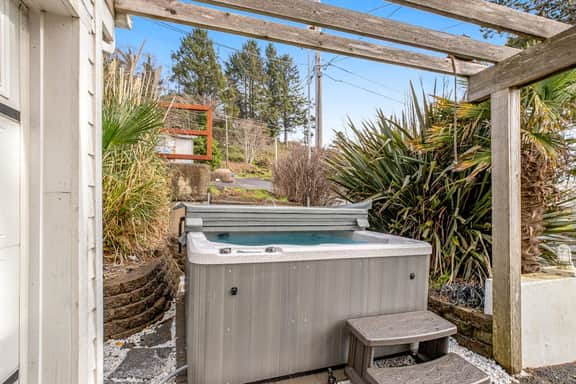 Beach View Dog Friendly Home with Gas Fireplace Deck Beach Access and Free WiFi - Image 5