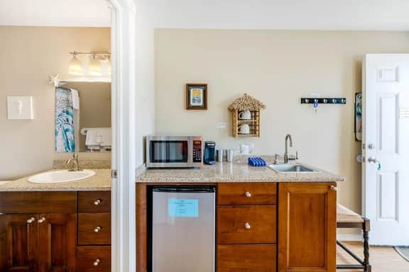 2 Story Dog Friendly Aparthotel with Deck Gas Fireplace Ocean Views Beach Access