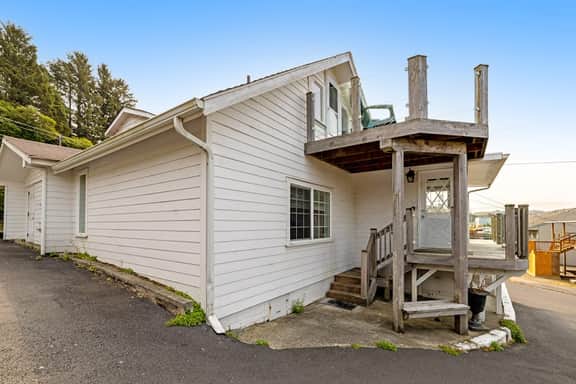 2 Story Dog Friendly Aparthotel with Deck Gas Fireplace Ocean Views Beach Access