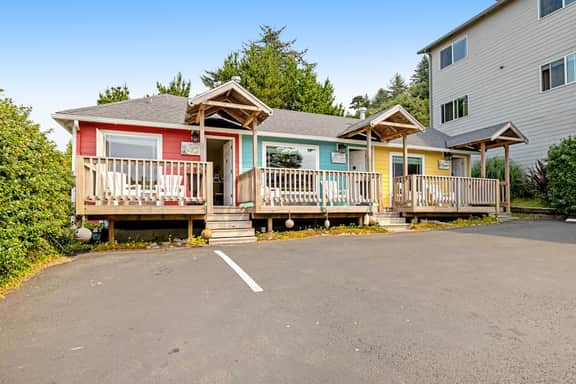 2 Story Dog Friendly Aparthotel with Deck Gas Fireplace Ocean Views Beach Access - Image 3