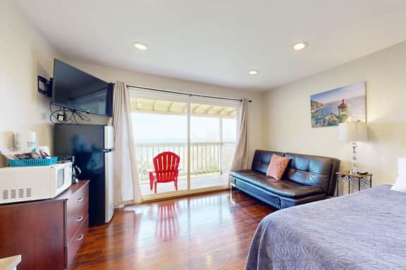 Affordable Dog Friendly Studio Ocean Views and Nearby Beach Access