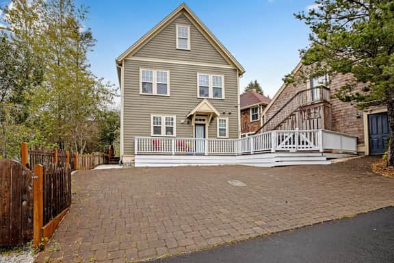 Dog Friendly Beach House with Free WiFi a Furnished Deck Hot Tub and Grill