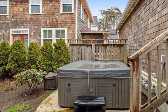 Dog Friendly Beach House with Free WiFi a Furnished Deck Hot Tub and Grill