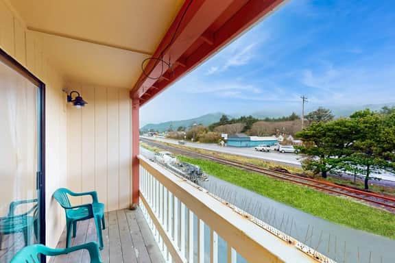Classy Dog Friendly Studio with Free WiFi and Cable Walk to the Beach