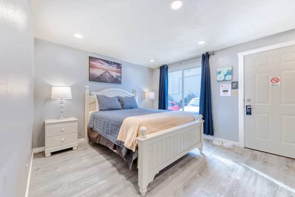 Coastal room near the beach and downtown dog friendly