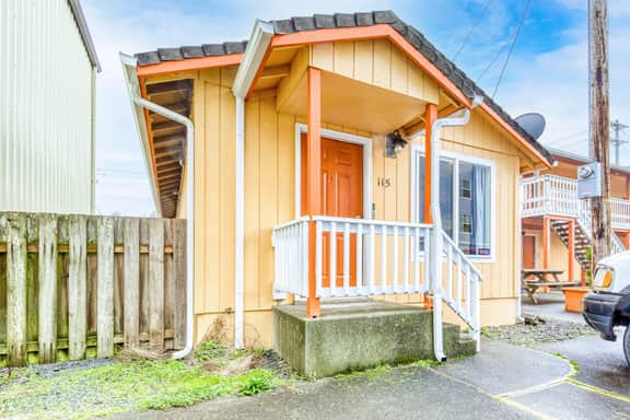Coastal room near the beach and downtown dog friendly