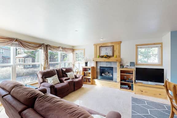 Coastal home walking distance to the beach with outdoor shower and fireplace