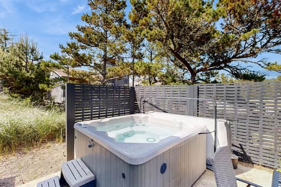Cottage near the beach with hot tub gas fireplace washer dryer dog friendly - Image 2