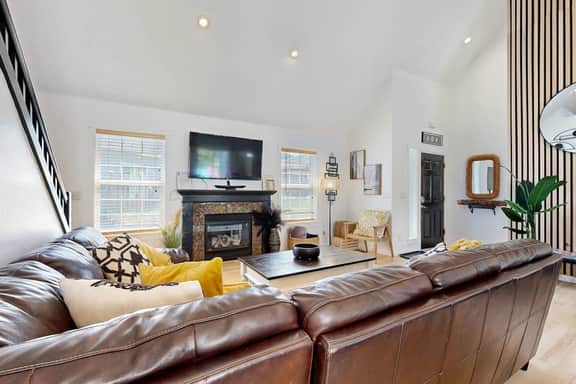 Cottage near the beach with hot tub gas fireplace washer dryer dog friendly