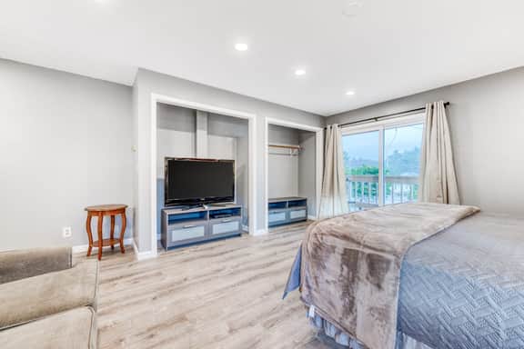 Deluxe Dog Friendly Room with full kitchen near the beach and downtown