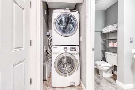Deluxe Dog Friendly Room with full kitchen near the beach and downtown