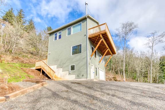 Contemporary built dog friendly house with partial ocean views - Image 5