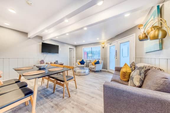 Deluxe Dog Friendly Room with full kitchen near the beach and downtown - Image 4