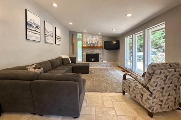 Cozy Depoe Bay retreat with ocean and beach access via trail