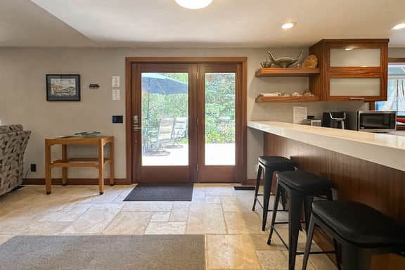 Cozy Depoe Bay retreat with ocean and beach access via trail