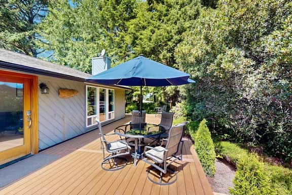 Cozy Depoe Bay retreat with ocean and beach access via trail - Image 5